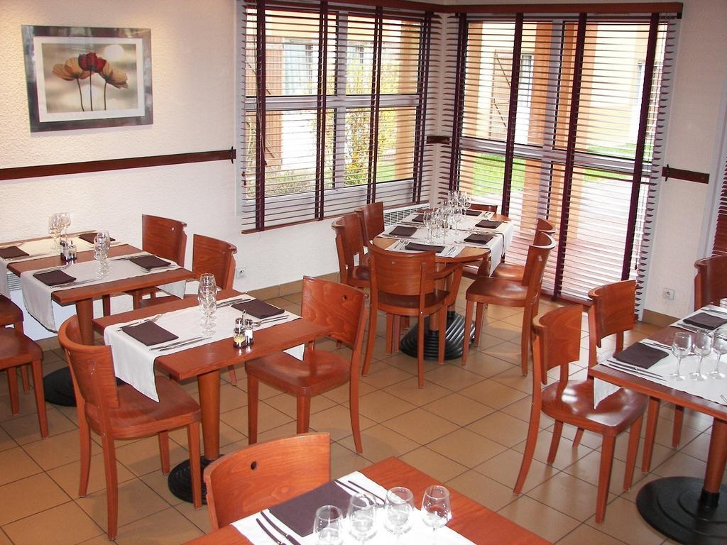 Comfort Hotel Orleans Саран Ресторант снимка